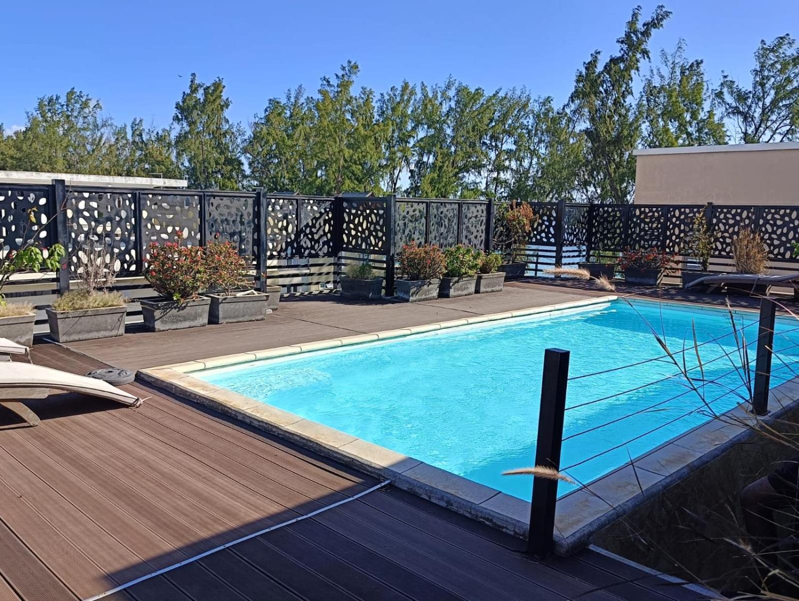 Newly Renovated Studio Apartment With Rooftop Pool, Few Steps To The Beach Flic-en-Flacq Eksteriør billede