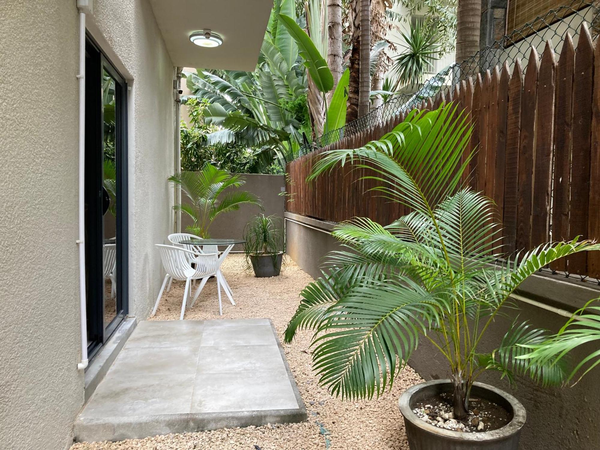 Newly Renovated Studio Apartment With Rooftop Pool, Few Steps To The Beach Flic-en-Flacq Eksteriør billede